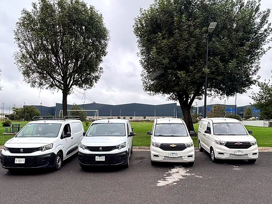 Flotilla de camionetas de reparto de Transportes Correa Ramírez