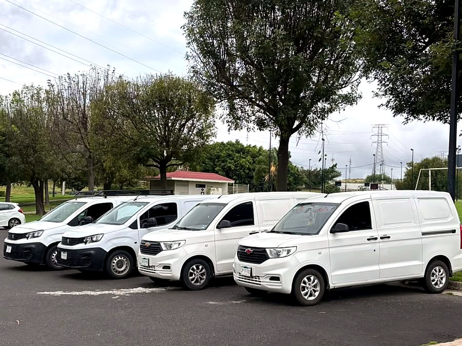 Camionetas de reparto de TCR estacionadas en fila