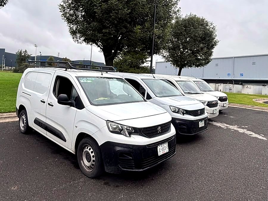 Camioneta de reparto de TCR lista para salir a ruta